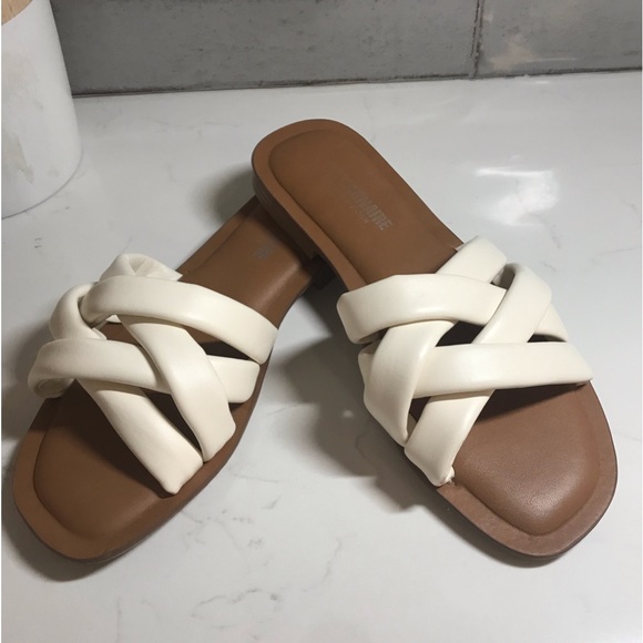 cushionaire Shoes - Cushionaire cream & brown slides Sz 8